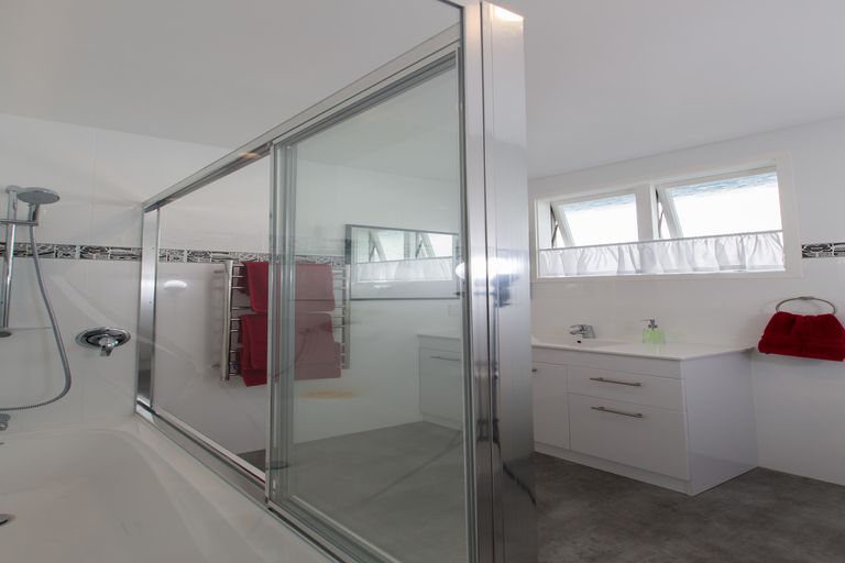 Photo of property in 4 De Thiery Place, Pakuranga Heights, Auckland, 2010