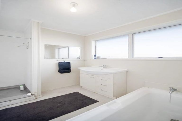 Photo of property in 28 Hinton Place, Weymouth, Auckland, 2103