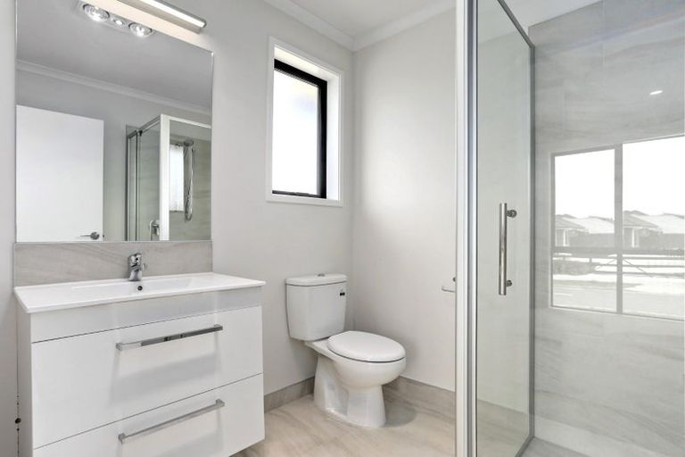 Photo of property in 4 Tahuna Minhinnick Drive, Glenbrook, 2681