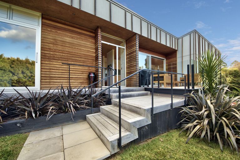 Photo of property in 27 Cochran Road, Oratia, Auckland, 0604