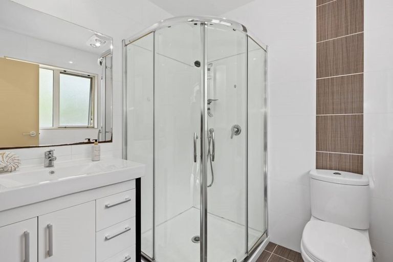 Photo of property in 78 Lake Panorama Drive, Henderson Valley, Auckland, 0612