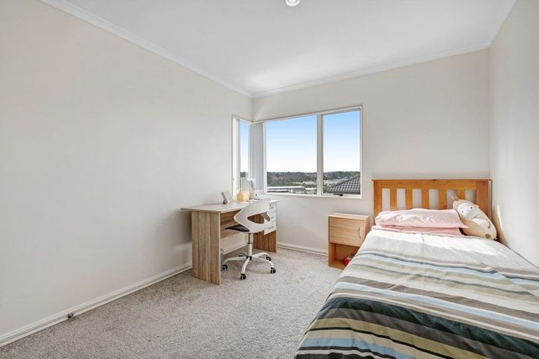 Photo of property in 31 Black Teal Close, Unsworth Heights, Auckland, 0632