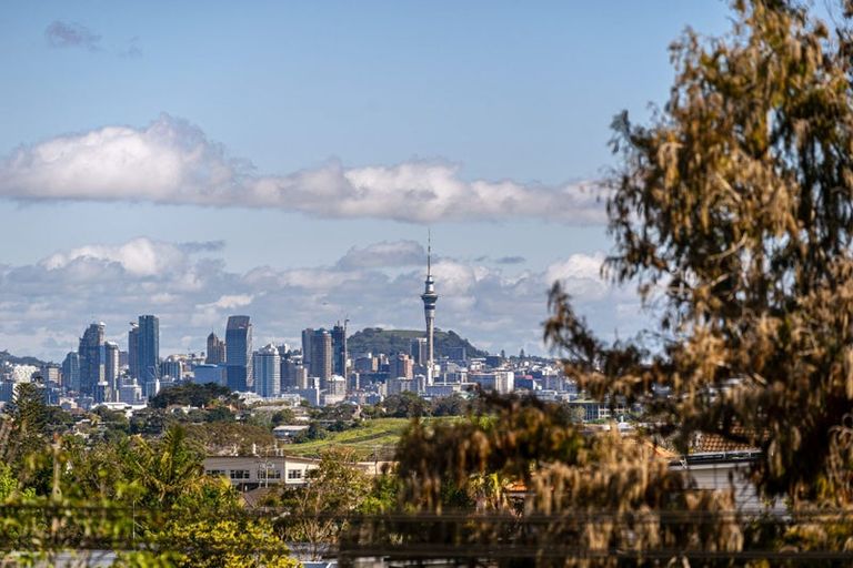 Photo of property in 21 Parr Terrace, Castor Bay, Auckland, 0620