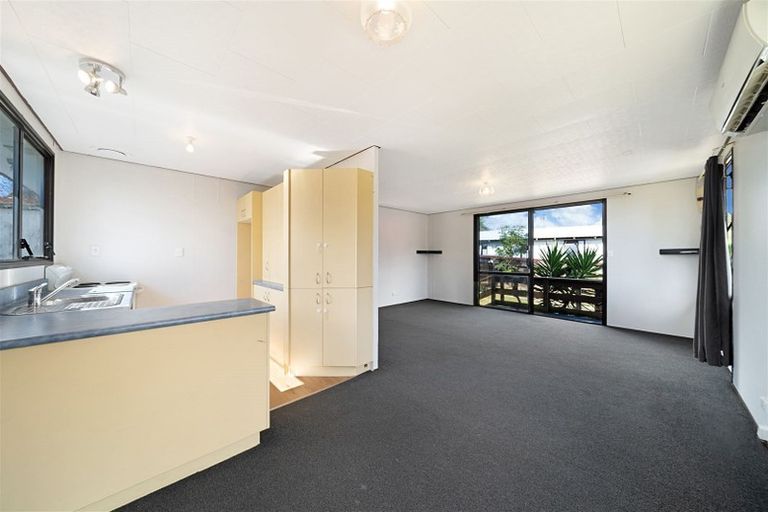 Photo of property in 2/76 Parrs Cross Road, Henderson, Auckland, 0612