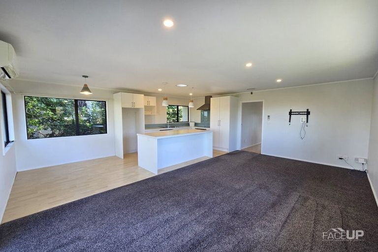 Photo of property in 1 Fernhaven Place, Massey, Auckland, 0614