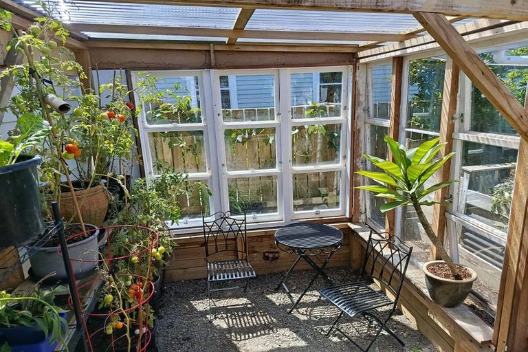 Photo of property in 84 Govett Avenue, Frankleigh Park, New Plymouth, 4310