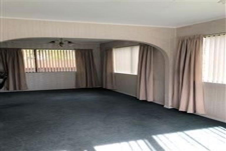 Photo of property in 1/4267 Great North Road, Glendene, Auckland, 0602