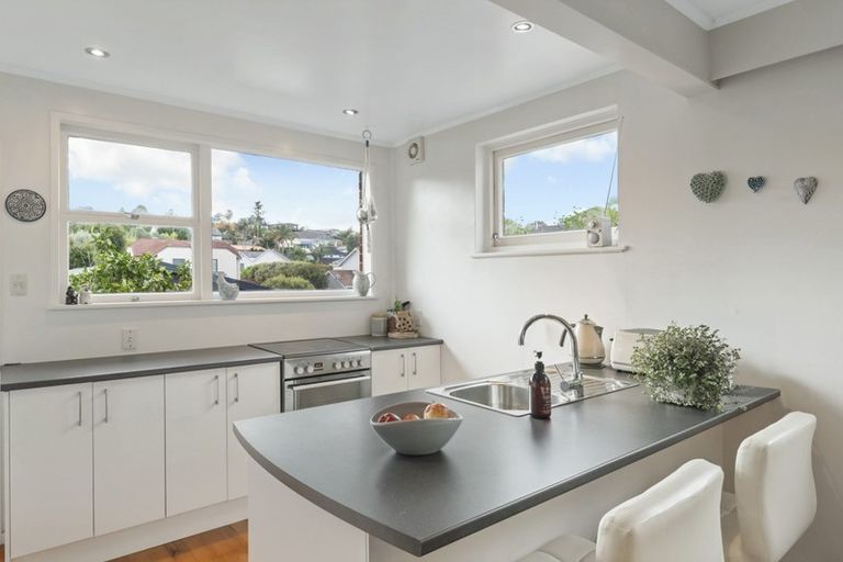 Photo of property in 4/20 Penning Road, Castor Bay, Auckland, 0620