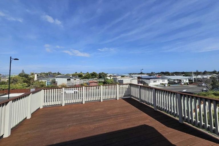 Photo of property in 33 Rangiora Street, Castlecliff, Whanganui, 4501