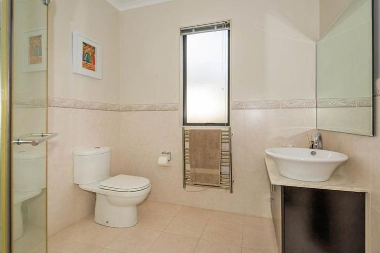 Photo of property in 2/18 Limmer Place, Browns Bay, Auckland, 0632