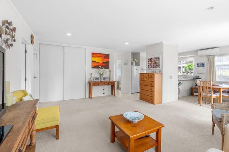 Photo of property in 7/28a Godley Road, Green Bay, Auckland, 0604