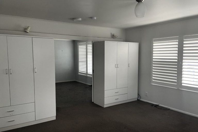 Photo of property in 8 Divich Avenue, Te Atatu South, Auckland, 0610