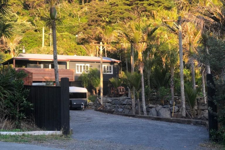 Photo of property in 1 Piha Road, Piha, New Lynn, 0772