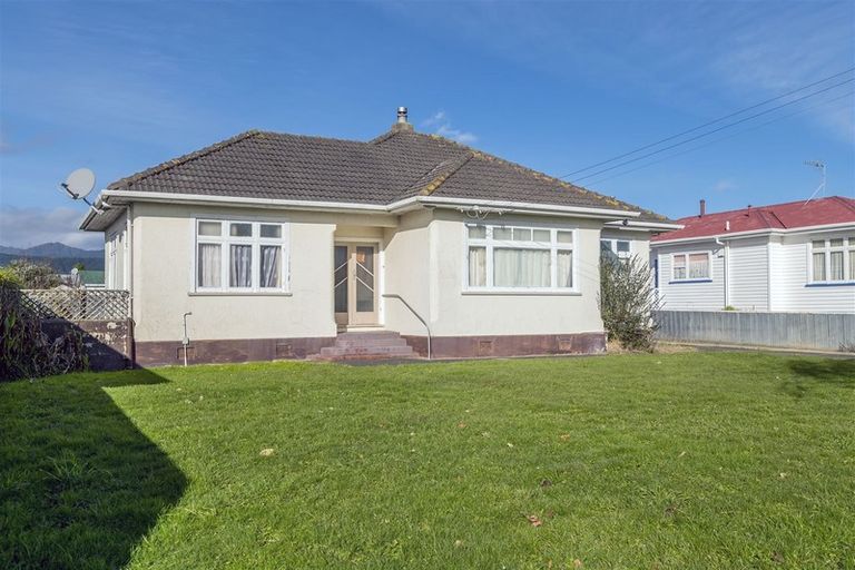 Photo of property in 74 Queenwood Road, Levin, 5510