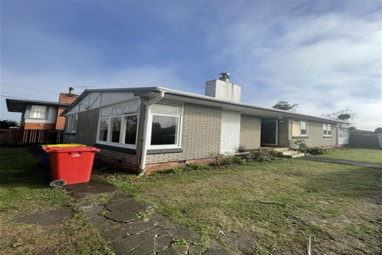 Photo of property in 19 Yeovil Road, Te Atatu Peninsula, Auckland, 0610