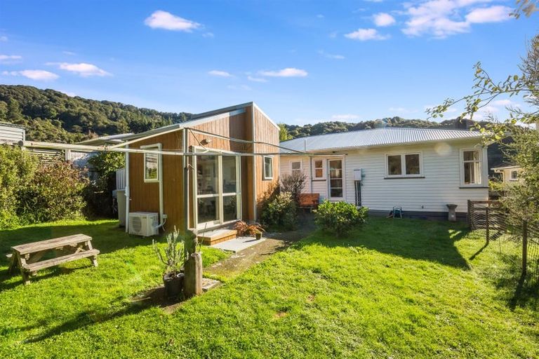 Photo of property in 27 Gardiner Grove, Wainuiomata, Lower Hutt, 5014