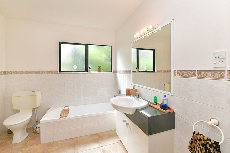 Photo of property in 3/275 East Coast Road, Mairangi Bay, Auckland, 0630