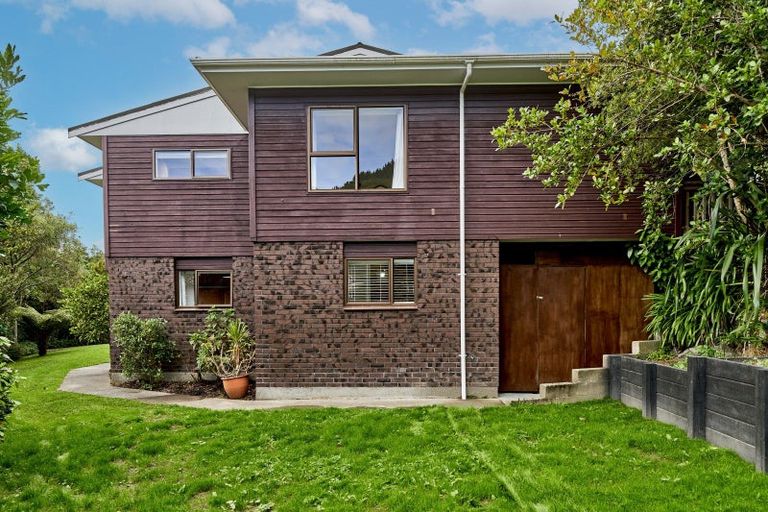 Photo of property in 5 Achilles Close, Tawa, Wellington, 5028