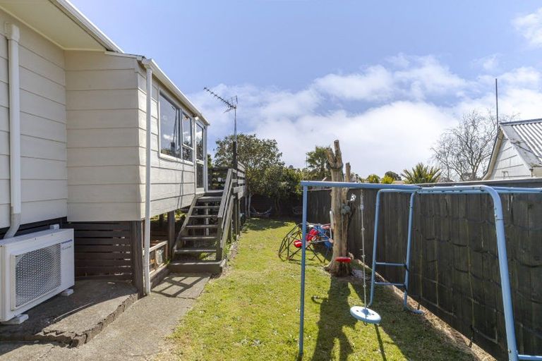 Photo of property in 35 Riversdale Drive, Merrilands, New Plymouth, 4312