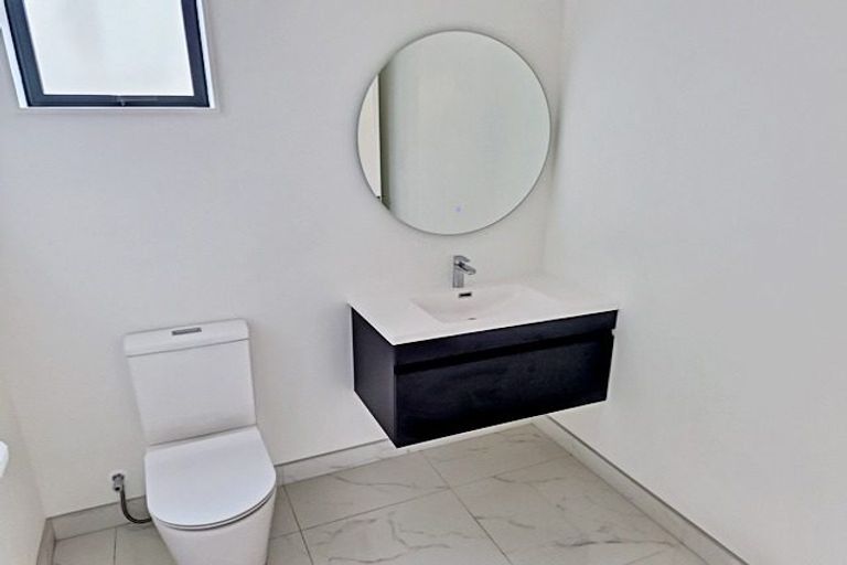 Photo of property in 10 Kuaha Road, Massey, Auckland, 0614