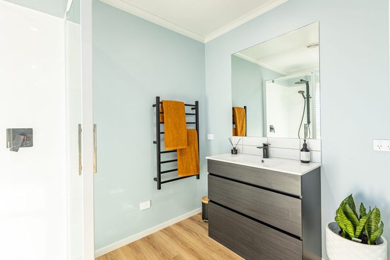 Photo of property in 10 Cyprus Place, Fitzherbert, Palmerston North, 4410