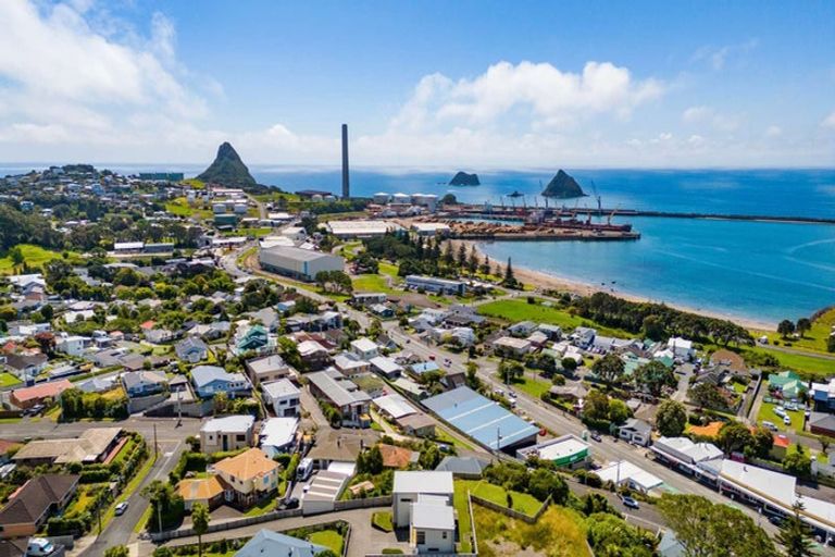 Photo of property in 11 South Road, Moturoa, New Plymouth, 4310