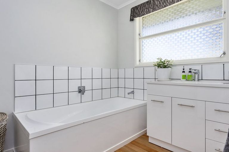 Photo of property in 281 Shakespeare Street, Leamington, Cambridge, 3432