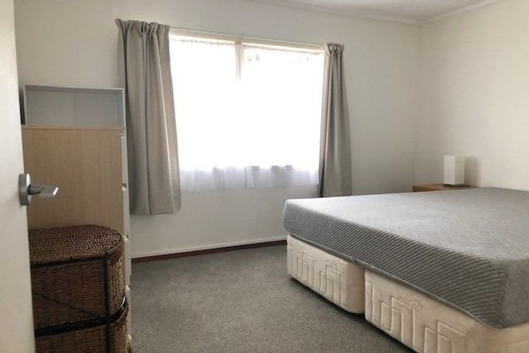 Photo of property in 2/21 Cresta Avenue, Beach Haven, Auckland, 0626