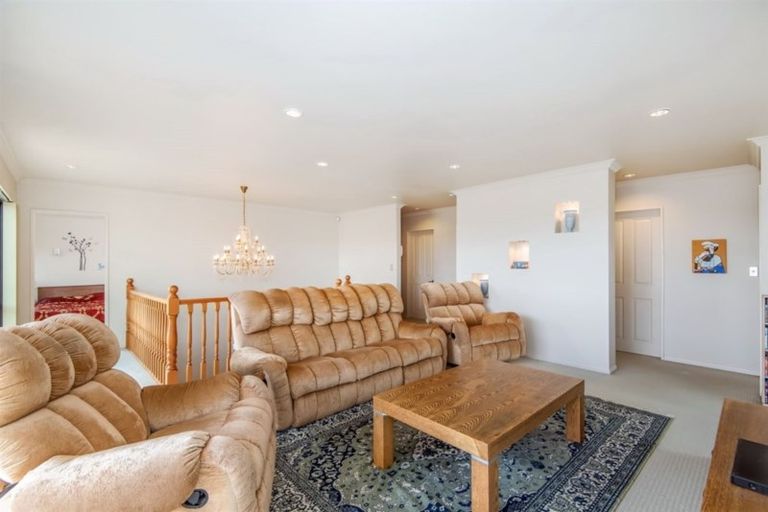 Photo of property in 52 Scarlet Oak Drive, Schnapper Rock, Auckland, 0632