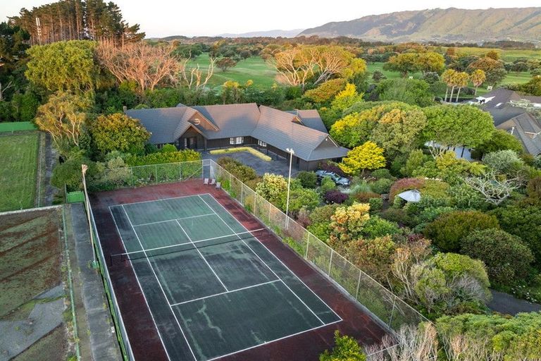 Photo of property in 5 Lavinia Grove, Waikanae Beach, Waikanae, 5036