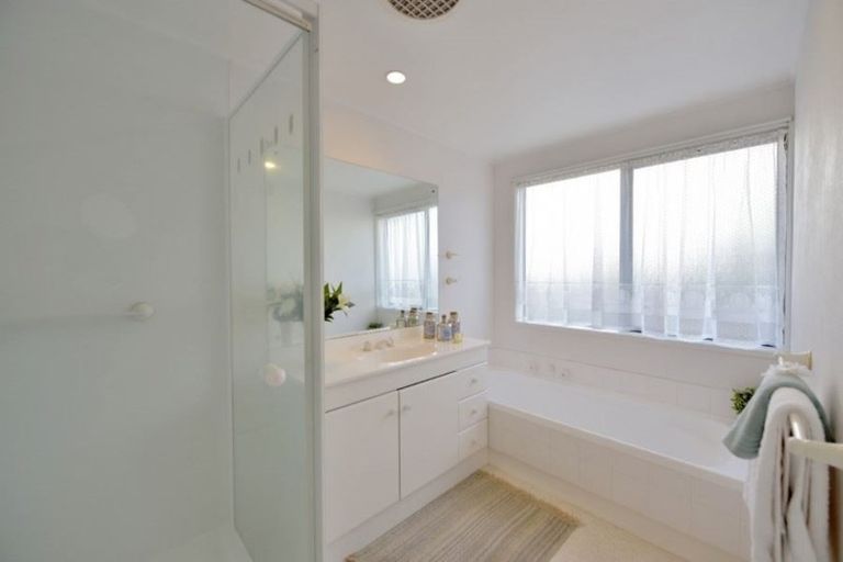 Photo of property in 32 Currell Way, Somerville, Auckland, 2014