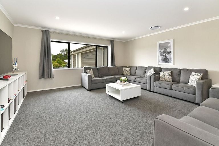 Photo of property in 4 Loretta Place, Red Beach, 0932