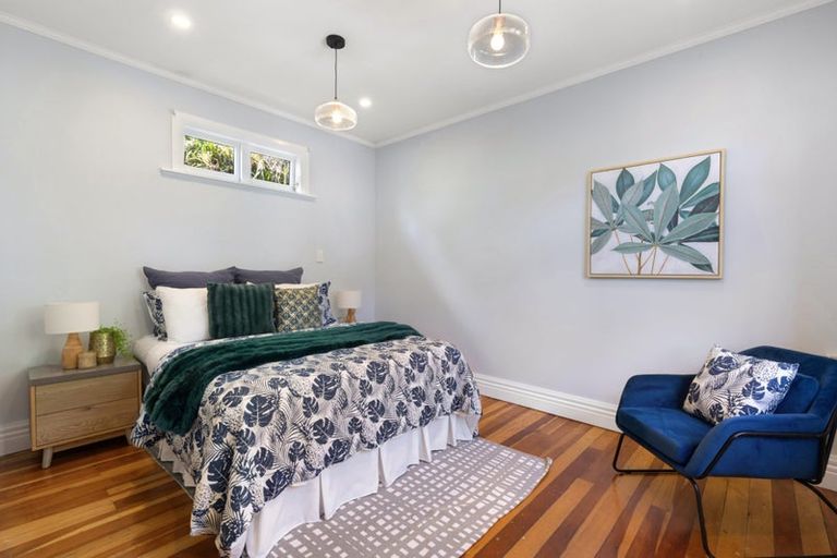 Photo of property in 64 Hungerford Road, Houghton Bay, Wellington, 6023