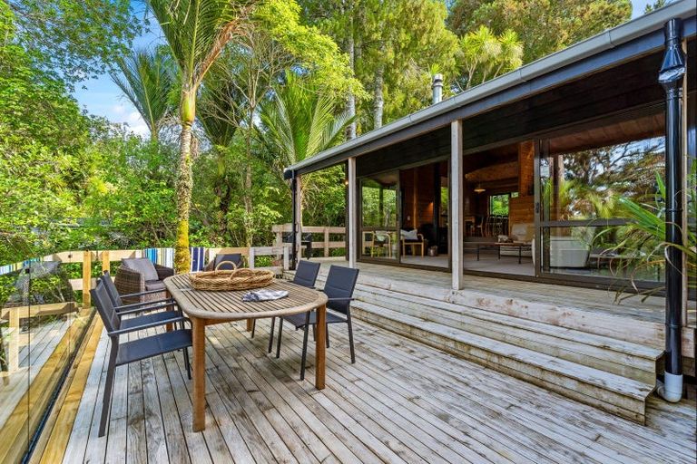 Photo of property in 16 Clinton Road, Tawharanui Peninsula, Matakana, 0986