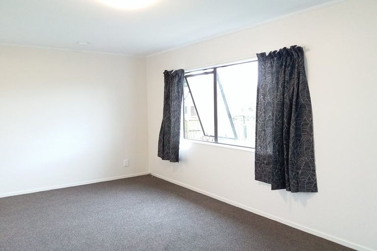 Photo of property in 2/9 Penion Drive, Flat Bush, Auckland, 2023