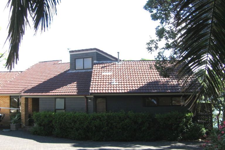 Photo of property in 2/13-15 Second Avenue, Stanley Point, Auckland, 0624