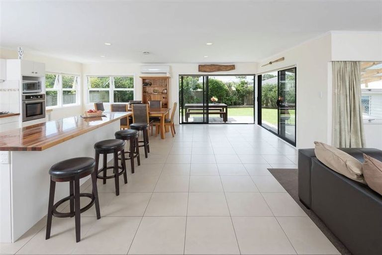 Photo of property in 50 Dale Crescent, Pakuranga, Auckland, 2010