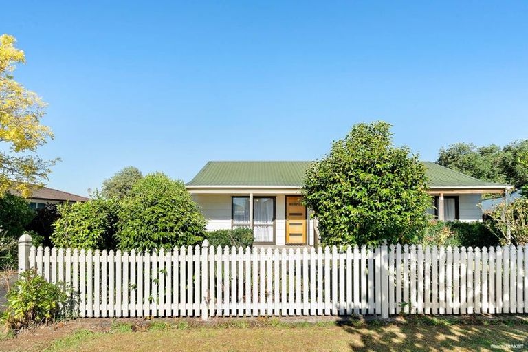 Photo of property in 10 Seaward Place, Wattle Downs, Auckland, 2103