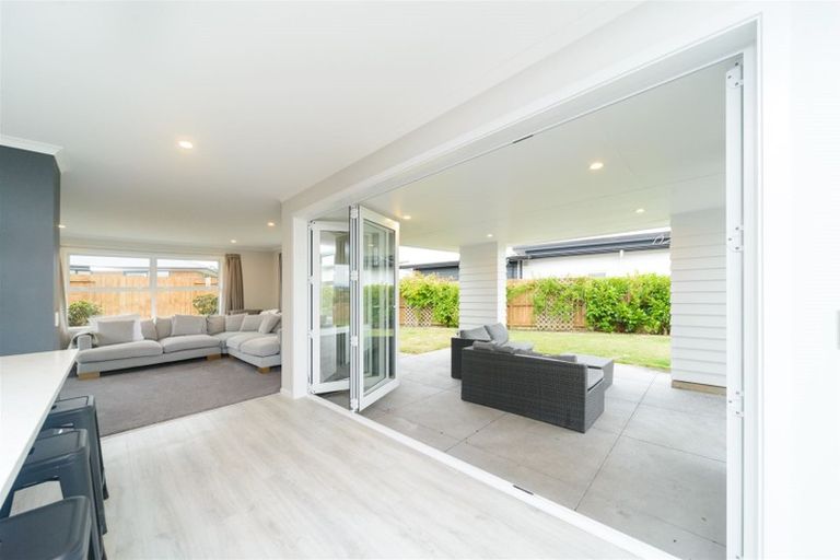 Photo of property in 132 Johnstone Drive, Fitzherbert, Palmerston North, 4410
