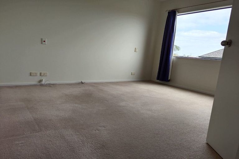 Photo of property in 25 Spalding Rise, Golflands, Auckland, 2013