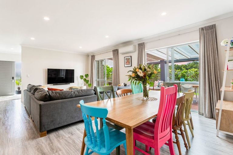 Photo of property in 6 Kahika Grove, Huapai, Kumeu, 0810