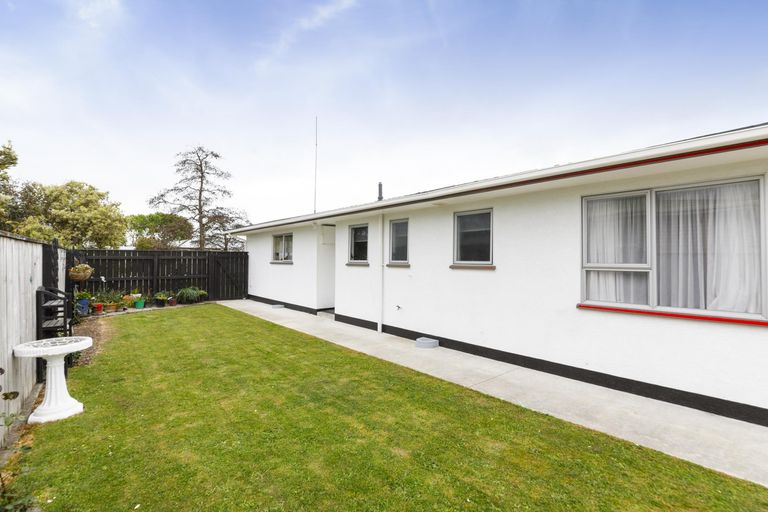 Photo of property in 24 Motuoapa Place, Kelvin Grove, Palmerston North, 4414