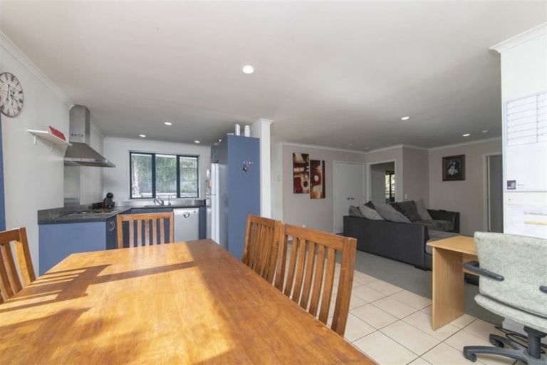Photo of property in 37 Hewlett Road, Massey, Auckland, 0614