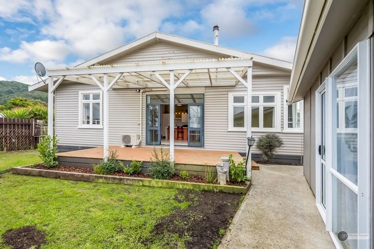 Photo of property in 1/125 Upper Fitzherbert Road, Wainuiomata, Lower Hutt, 5373