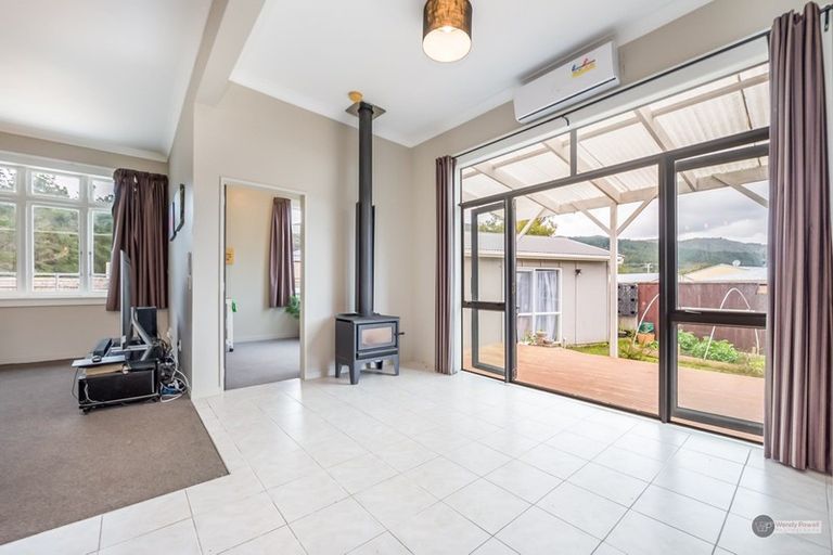 Photo of property in 1/125 Upper Fitzherbert Road, Wainuiomata, Lower Hutt, 5373