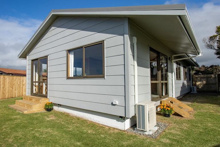 Photo of property in 65 Queens Road, Waikanae Beach, Waikanae, 5036