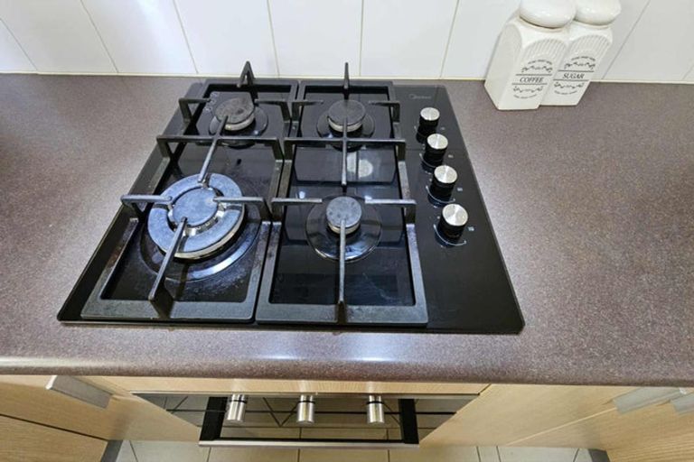 Photo of property in 33 Verdale Circle, Glen Eden, Auckland, 0602