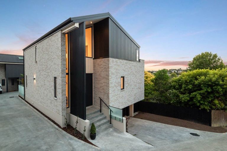 Photo of property in 8a Serrata Place, Browns Bay, Auckland, 0630