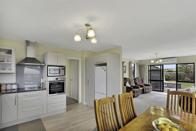 Photo of property in 10a Tamarisk Place, Parklands, Christchurch, 8083