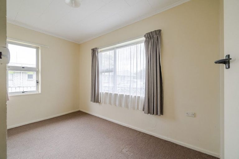 Photo of property in 3 Seddon Street, Takaro, Palmerston North, 4412